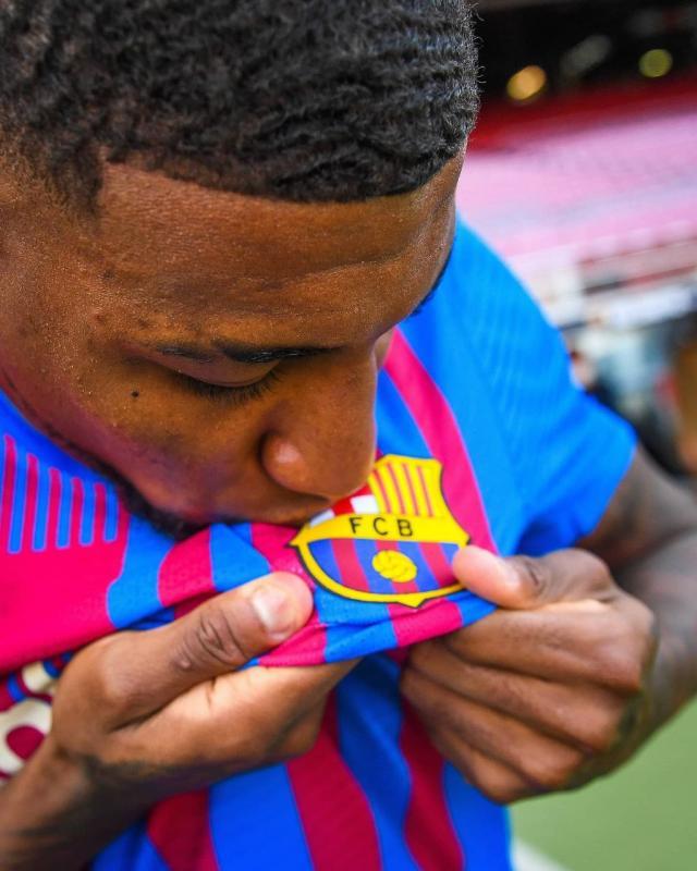 开云娱乐-埃莫森亮相巴萨 拉波尔塔：他有“巴西伟右”潜质