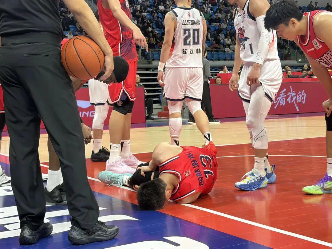 开云体育-WOC！郭艾伦！是膝盖啊…